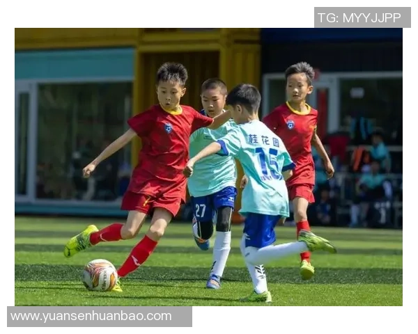 在绿茵场上挥洒汗水的足球运动员们的英勇瞬间与激情表现